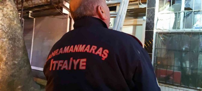 Depo Yangını Geceyi Gündüze Çevirdi
