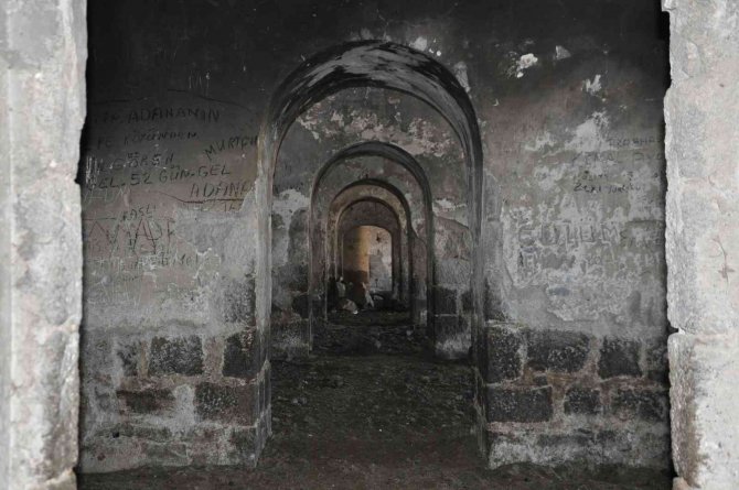 Kars’ta Yaklaşık 200 Yıllık Tabya Gözler Önünde Yok Oluyor