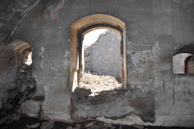 Kars’ta Yaklaşık 200 Yıllık Tabya Gözler Önünde Yok Oluyor