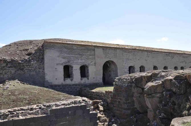Kars’ta Yaklaşık 200 Yıllık Tabya Gözler Önünde Yok Oluyor