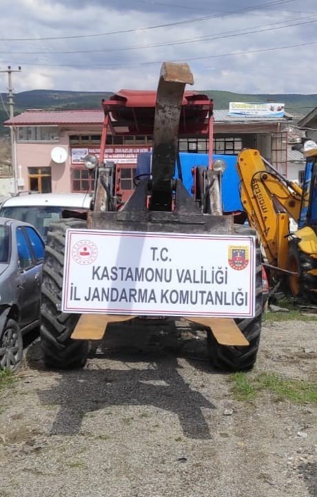 Tomruk Yükleyici Çalan Hırsızlar Jandarmadan Kaçamadı: 3 Gözaltı