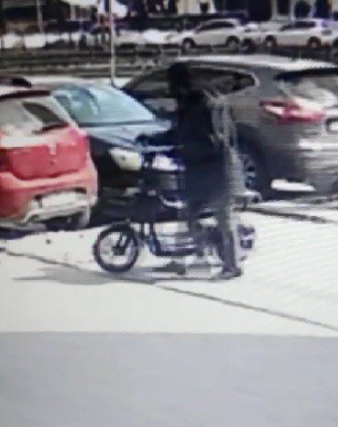 Hırsızın Rahatlığı Kamerada: Bisikletler Kendininmiş Gibi Çalıp Gitti
