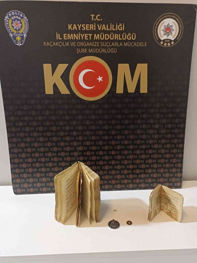 Kayseri’de Piyasa Değeri 3 Milyon Tl Olan 5 Asırlık 2 Adet Kur’an-ı Kerim Ele Geçirildi