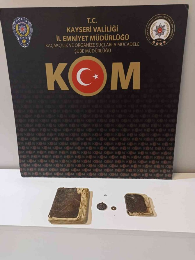 Kayseri’de Piyasa Değeri 3 Milyon Tl Olan 5 Asırlık 2 Adet Kur’an-ı Kerim Ele Geçirildi