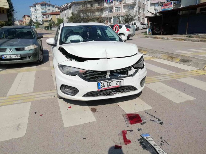 Fren Lambası Yanmayan Otomobile Arkadan Çarptı: 1 Yaralı