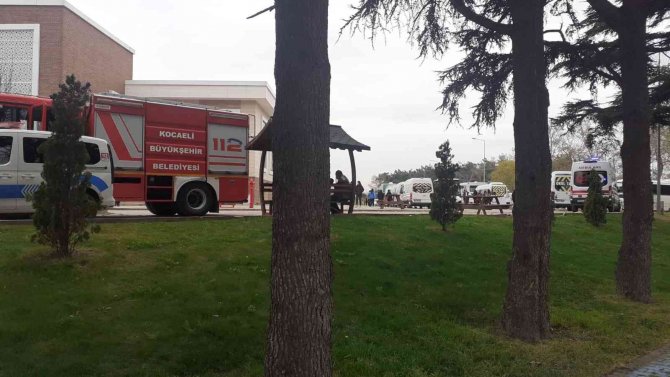 Üniversitenin Konferans Salonunda Çıkan Yangın Korkuttu