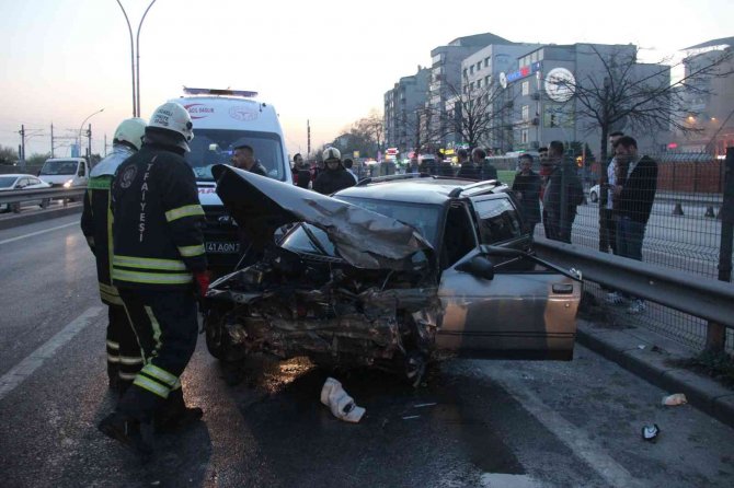 Otomobilin Çarptığı Aydınlatma Direği 2 Otomobilin Üstüne Devrildi: 6 Yaralı