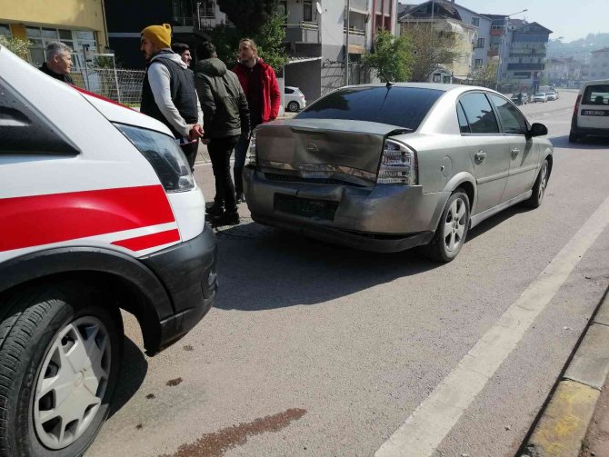 Fren Lambası Yanmayan Otomobile Arkadan Çarptı: 1 Yaralı