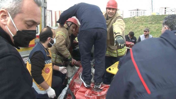 Başakşehir’de Lüks Otomobil Tıra Ok Gibi Saplandı: 1 Ölü, 1 Ağır Yaralı