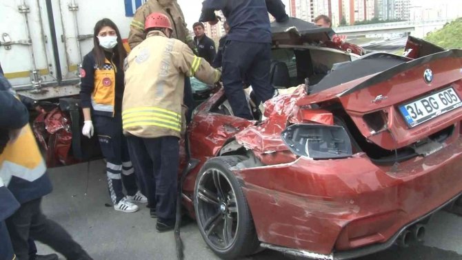 Başakşehir’de Lüks Otomobil Tıra Ok Gibi Saplandı: 1 Ölü, 1 Ağır Yaralı