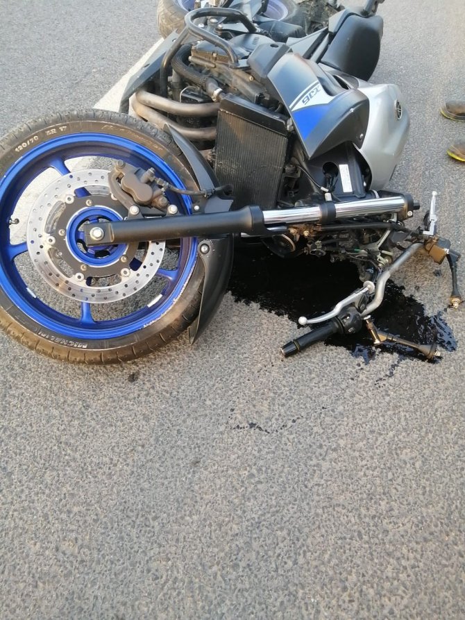 Kontrolden Çıkan Motosiklet Devrildi: 1’i Ağır 2 Yaralı