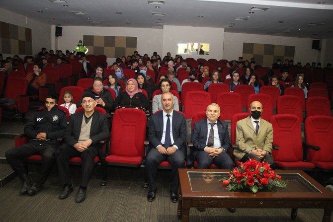 İ̇letişim Yoluyla Dolandırıcılığa Tiyatro İle Dikkat Çektiler