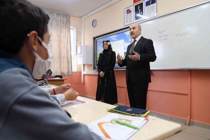 Vali Demirtaş, Sınava Giren Öğrencilerle Bir Araya Geldi