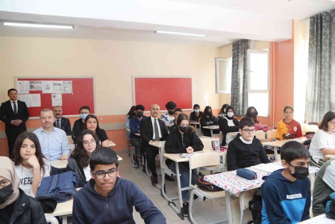 Vali Demirtaş, Sınava Giren Öğrencilerle Bir Araya Geldi