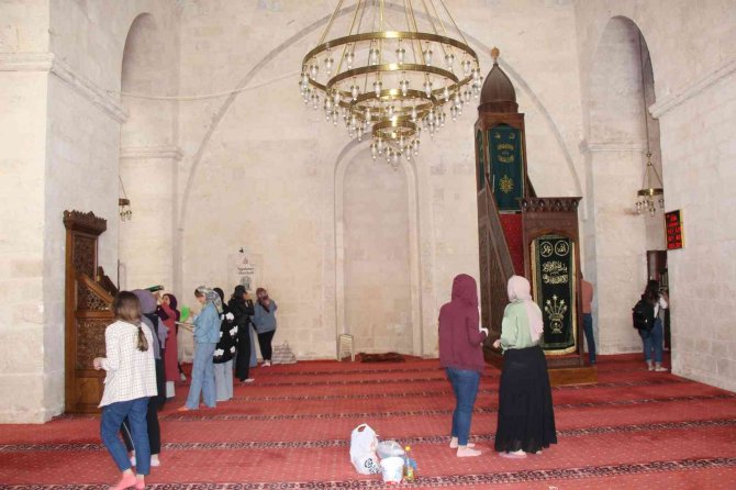 Mardin’de Üniversite Öğrencileri Tarihi Ulu Cami’yi Temizledi