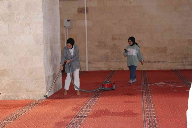 Mardin’de Üniversite Öğrencileri Tarihi Ulu Cami’yi Temizledi