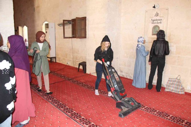 Mardin’de Üniversite Öğrencileri Tarihi Ulu Cami’yi Temizledi
