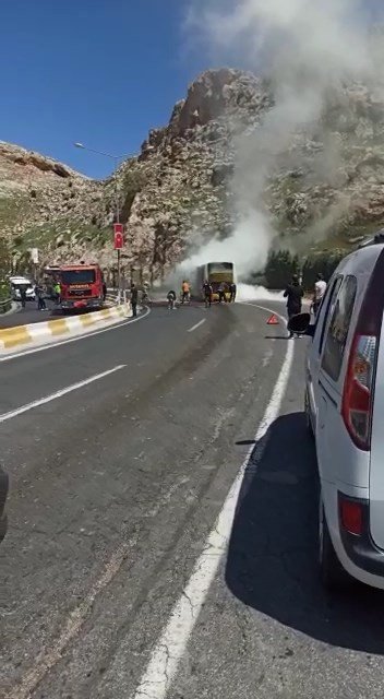 Mardin’de İçinde 25 Yolcusu Bulunan Halk Otobüsü Yandı