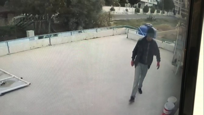 Kendi Yeriymiş Gibi Girdi Çalıp, Gitti