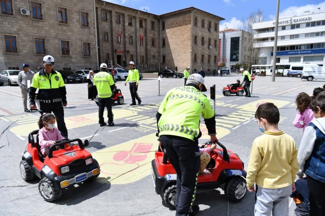 Mobil Trafik Eğitim Tırı Öğrencilere Eğitim Verdi