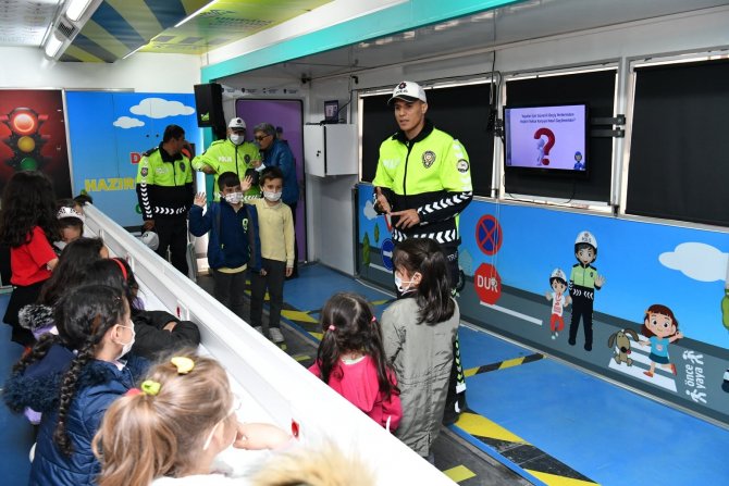 Mobil Trafik Eğitim Tırı Öğrencilere Eğitim Verdi