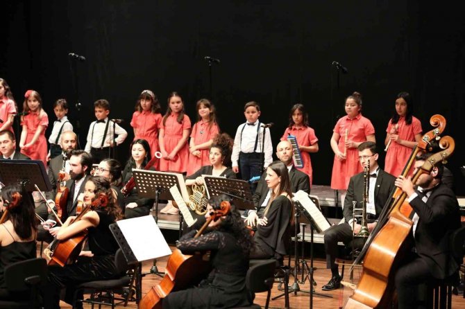 Büyükşehir Çocuk Korosu İ̇lk Konserini Verdi