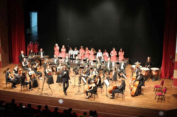 Büyükşehir Çocuk Korosu İ̇lk Konserini Verdi