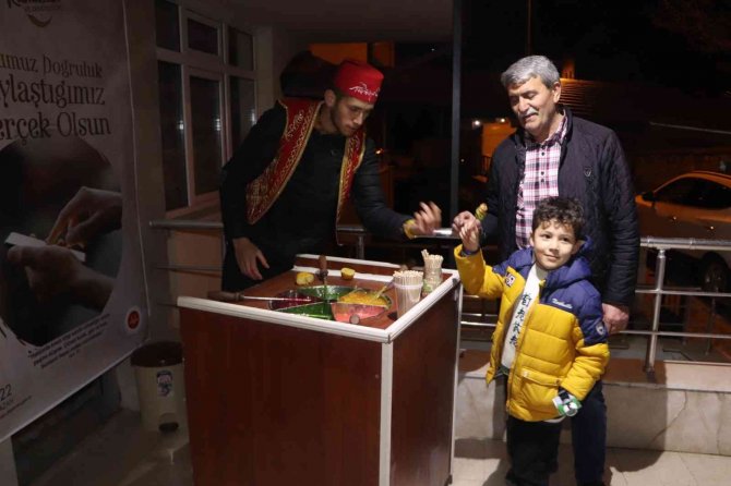 Öğrencilere Osmanlı Macunu İkram Edildi