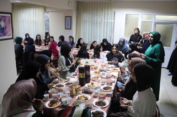 Öğrencilere Osmanlı Macunu İkram Edildi