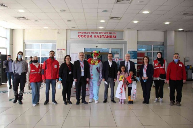 Hastanede Yatan Minikleri Sevindiren Sürpriz