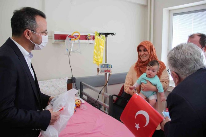 Hastanede Yatan Minikleri Sevindiren Sürpriz