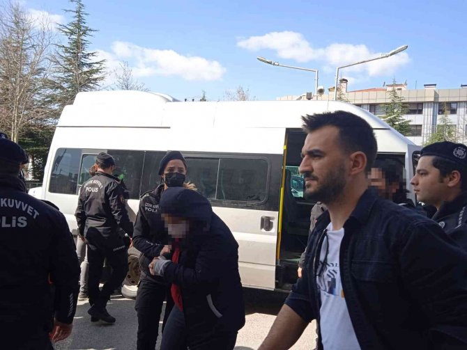 Dolandırıcılıktan Gözaltına Alınan Kadın "Ben De Kendime Güveniyorum, İçim Rahat" Dedi