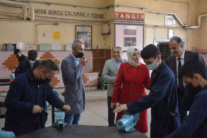 Eline Aldığı Tornavida İle Örnek Oldu