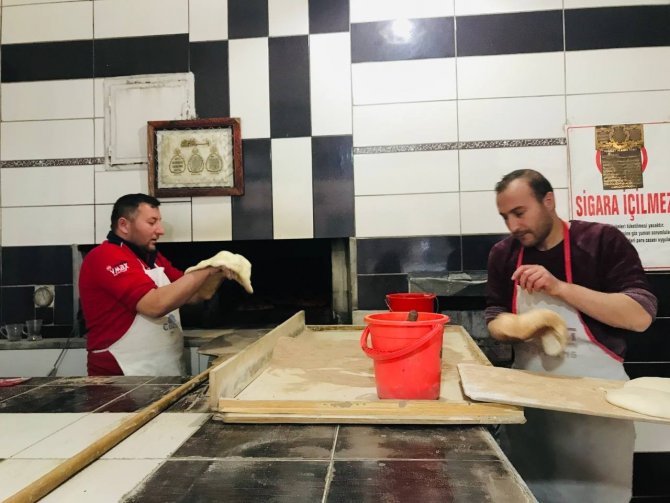 Pide Ustalarının 200 Derece Ateş Başında Ramazan Mesaisi