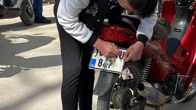 Plakasını Boyayıp Değiştirdi, Polis Ekipleri Bile Şaşırdı...
