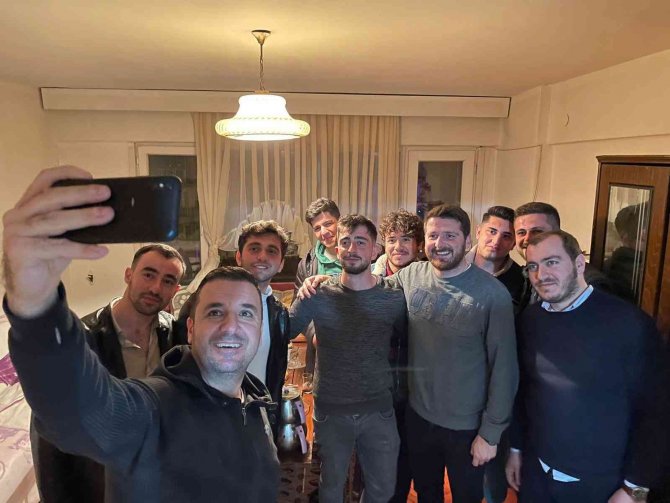 Bağatar, Sahurda Konuk Olduğu Öğrenci Evinde Menemen Pişirdi