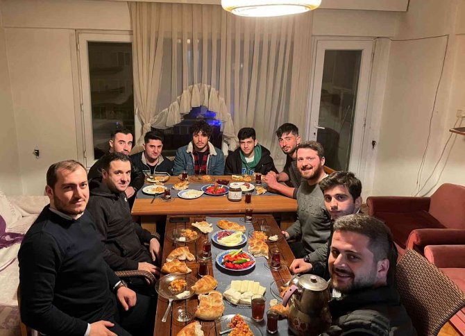 Bağatar, Sahurda Konuk Olduğu Öğrenci Evinde Menemen Pişirdi