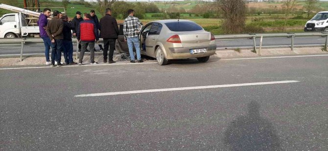 Otomobil Duble Yolda Kontrolden Çıkarak Bariyerlere Çarptı: 1 Yaralı