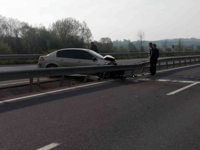 Otomobil Duble Yolda Kontrolden Çıkarak Bariyerlere Çarptı: 1 Yaralı