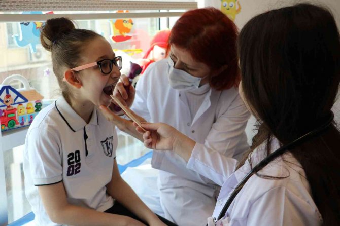 Minikler Doktor Oldu, Sağlıkçılarla Şarkılar Söyledi