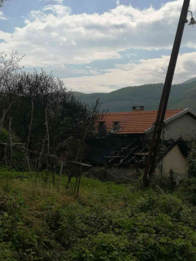 Ayancık’ta Tek Katlı Ev Alev Alev Yandı