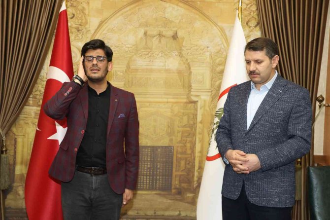 Vekil İmam Ezanı Güzel Okuma Yarışmasında Dünya Birincisi Oldu