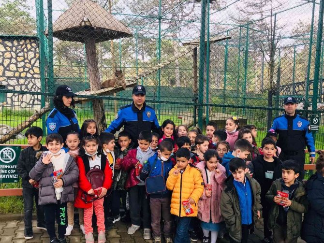 Sultanbeyli’de Polis Ekiplerinden Çocuklara 23 Nisan Sürprizi