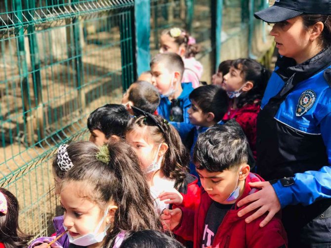 Sultanbeyli’de Polis Ekiplerinden Çocuklara 23 Nisan Sürprizi