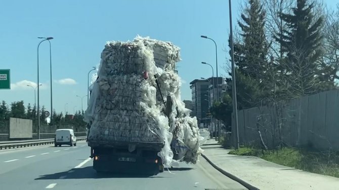 Sultanbeyli’de Aşırı Yük Dolu Olan Kamyonetin Tehlikeli Yolculuğu Kamerada