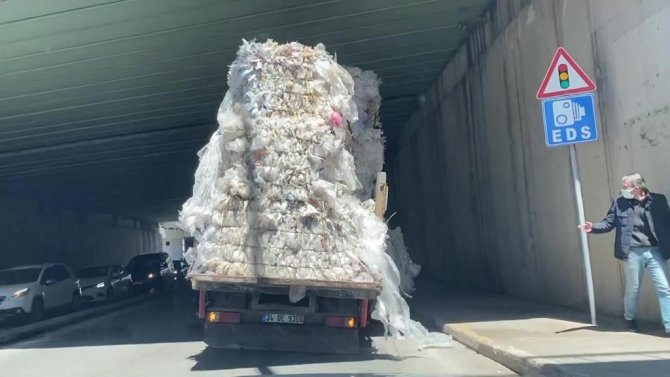 Sultanbeyli’de Aşırı Yük Dolu Olan Kamyonetin Tehlikeli Yolculuğu Kamerada