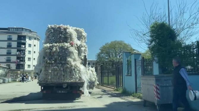 Sultanbeyli’de Aşırı Yük Dolu Olan Kamyonetin Tehlikeli Yolculuğu Kamerada