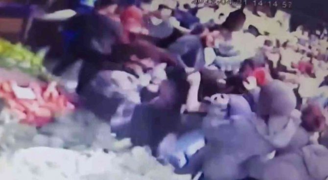 Sultanbeyli’de Liseli Kızların Kavgasında Ortalık Savaş Alanına Döndü