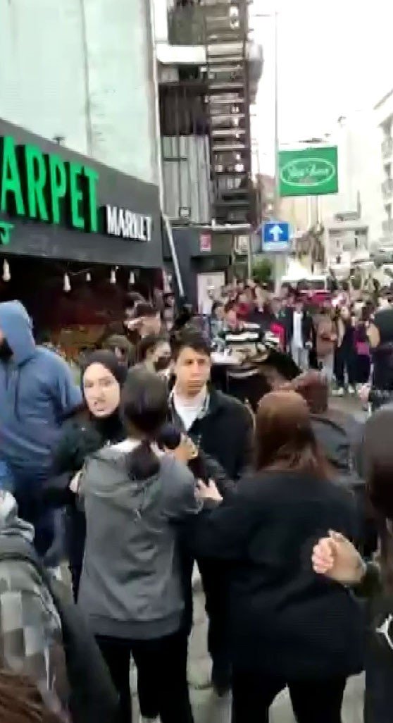 Sultanbeyli’de Liseli Kızların Kavgasında Ortalık Savaş Alanına Döndü