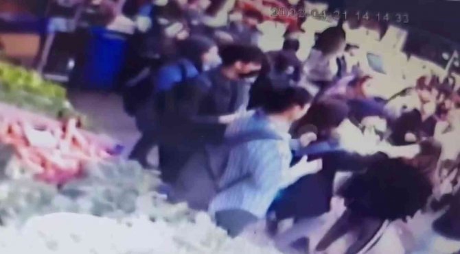 Sultanbeyli’de Liseli Kızların Kavgasında Ortalık Savaş Alanına Döndü